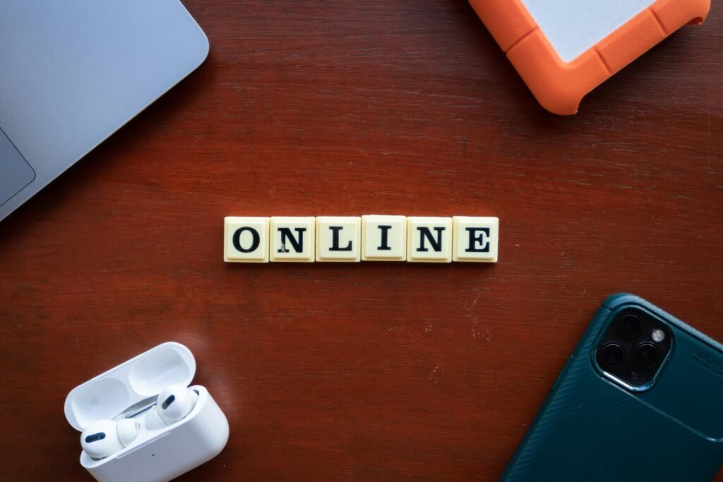 Scrabble-Buchstaben formen das Wort Online auf einem Holztisch, Symbolbild für digitale Kommunikation
