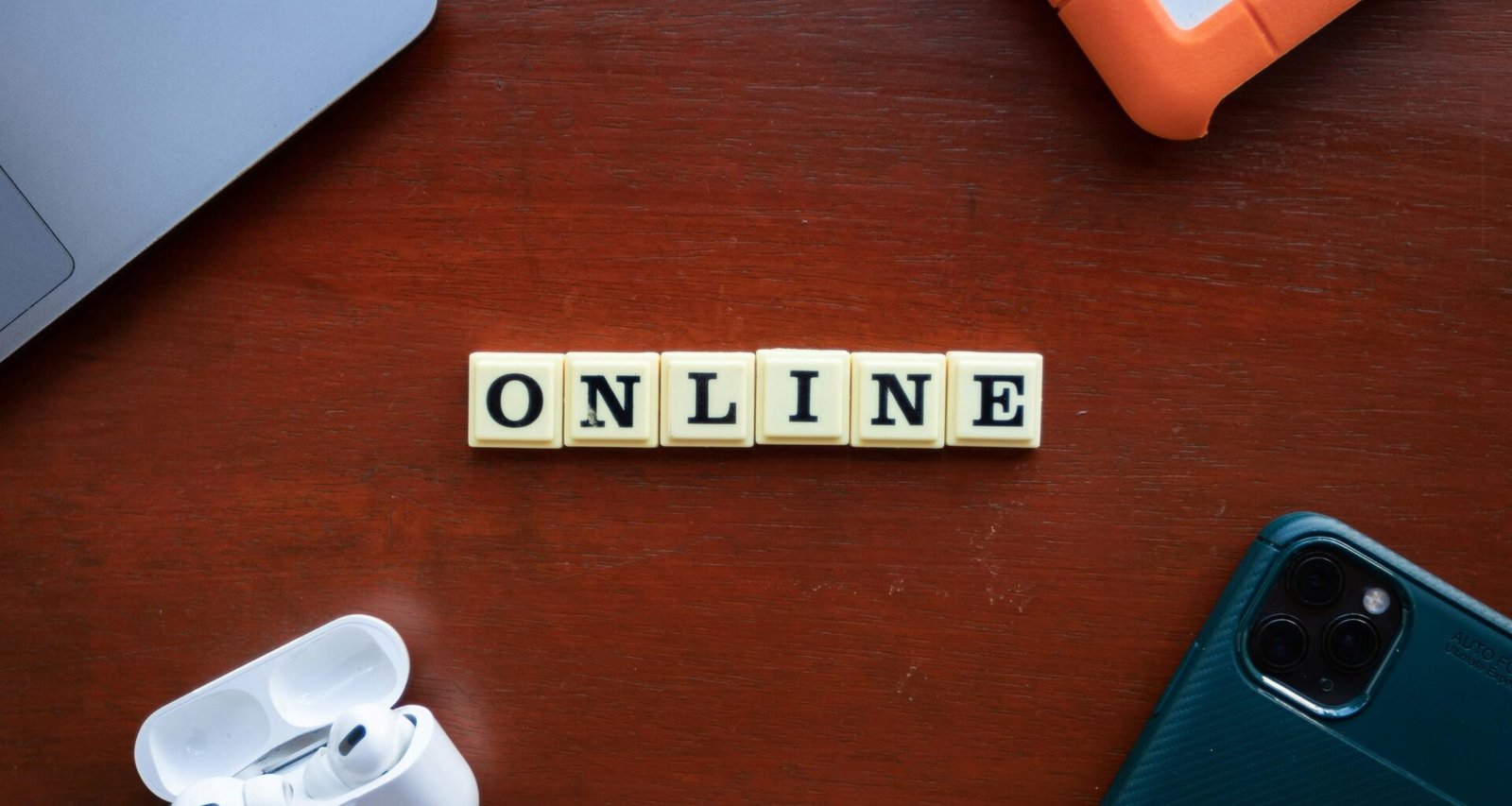 Scrabble-Buchstaben formen das Wort Online auf einem Holztisch, Symbolbild für digitale Kommunikation