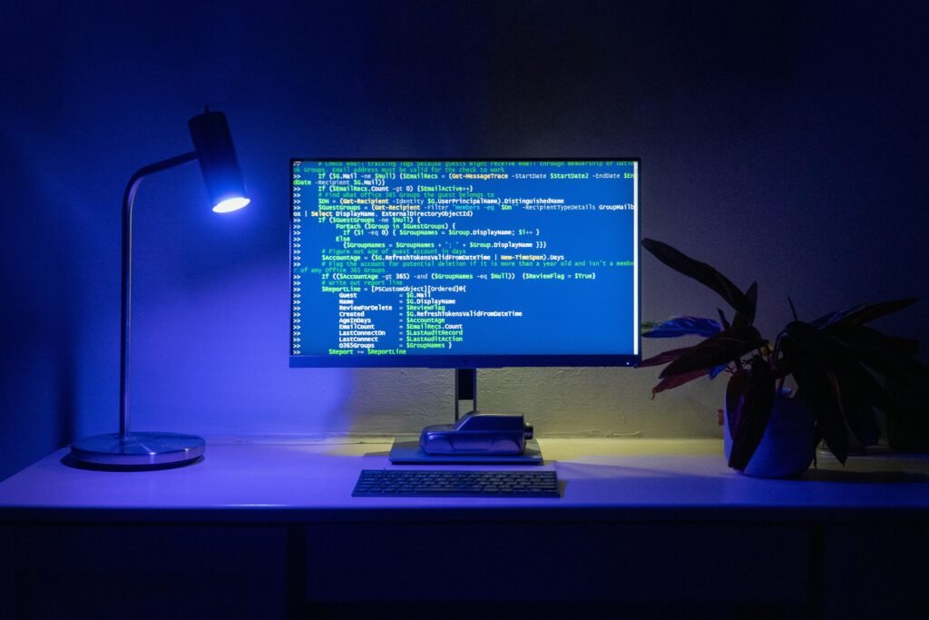 Nahaufnahme eines Computerbildschirms mit dargestelltem Code, der typische Arbeitsumgebung in der Softwareentwicklung zeigt