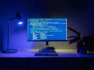 Code erscheint auf einem Computerbildschirm und gibt Einblicke in Programmierung und Webentwicklung.