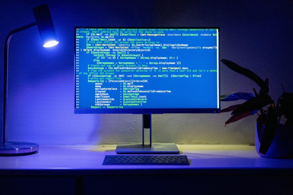 Ein Desktop-Monitor mit geöffnetem Quellcode, der detaillierte Programmierzeilen und eine Entwicklungsumgebung zeigt.