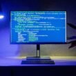 Ein Desktop-Monitor mit geöffnetem Quellcode, der detaillierte Programmierzeilen und eine Entwicklungsumgebung zeigt.