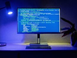 Ein Desktop-Monitor mit geöffnetem Quellcode, der detaillierte Programmierzeilen und eine Entwicklungsumgebung zeigt.
