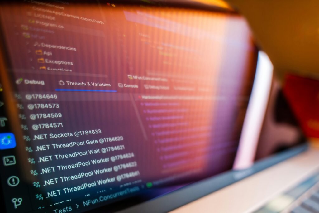 Computerbildschirm mit sichtbar dargestelltem Programmiercode und Datengrafiken für Technologie- oder SEO-Artikel.