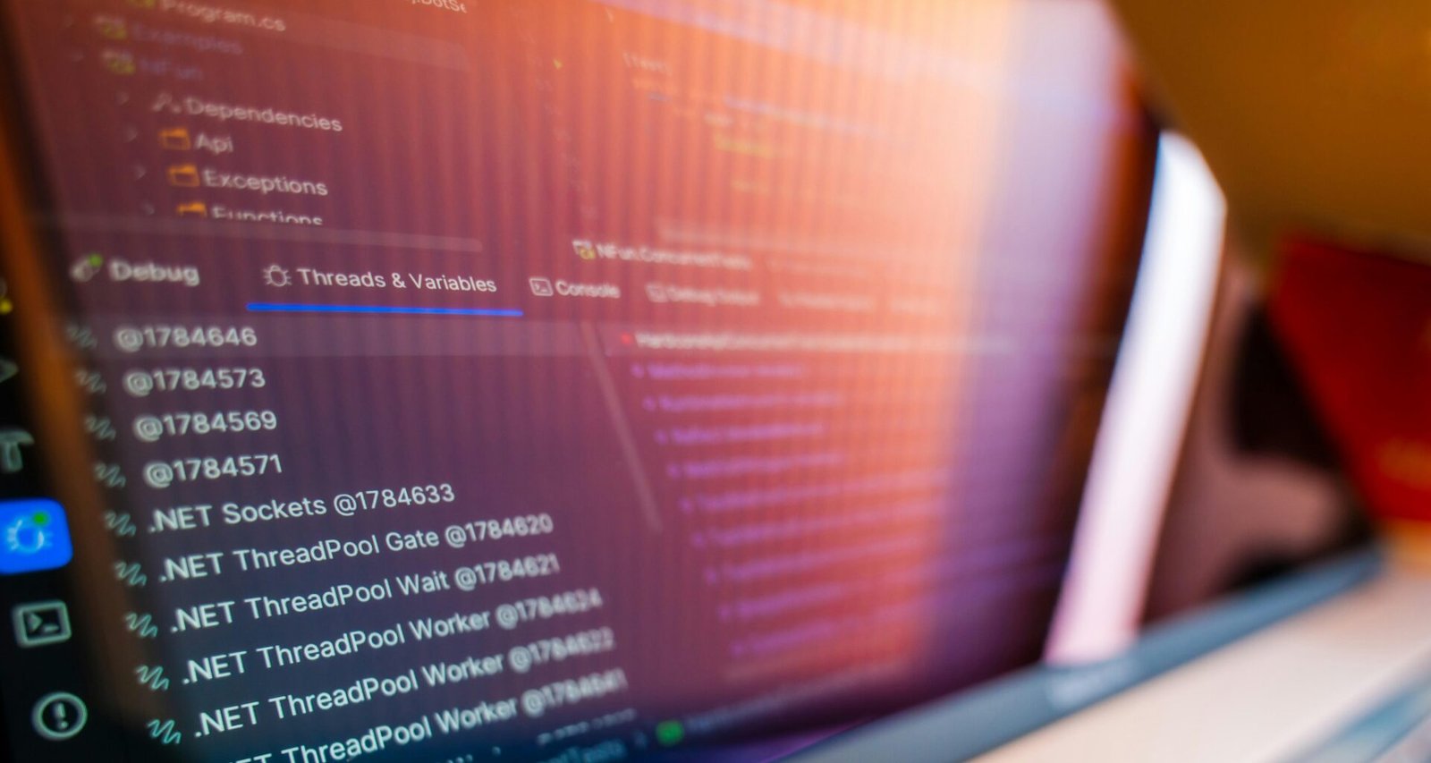 Computerbildschirm mit sichtbar dargestelltem Programmiercode und Datengrafiken für Technologie- oder SEO-Artikel.