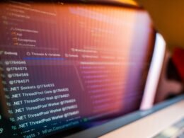 Computerbildschirm mit sichtbar dargestelltem Programmiercode und Datengrafiken für Technologie- oder SEO-Artikel.