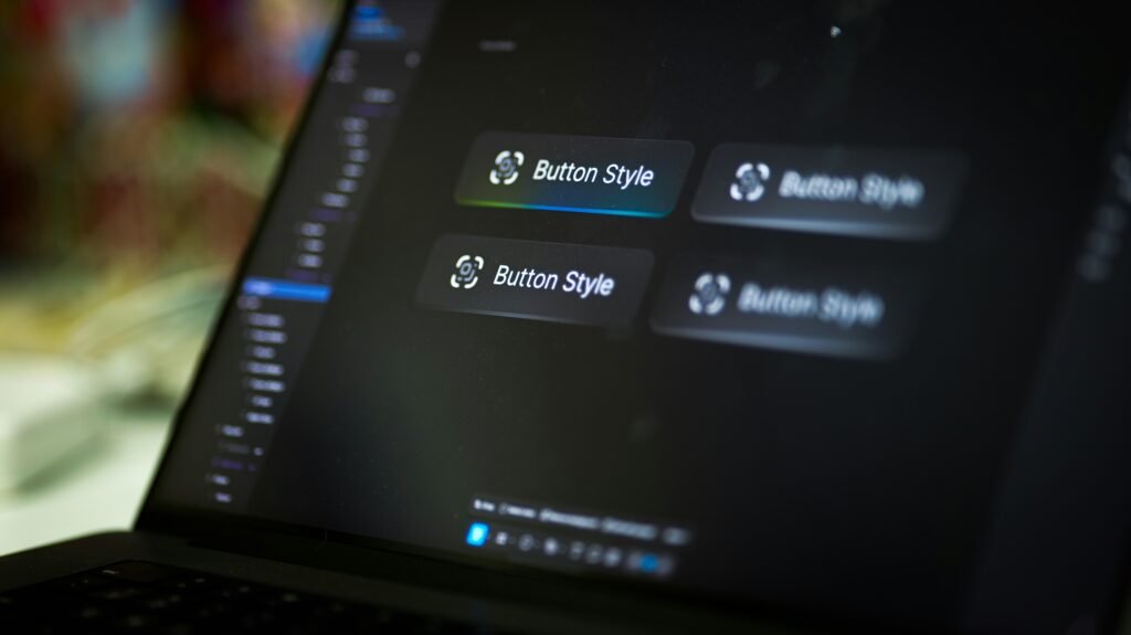Laptop-Display mit vier unterschiedlichen Button-Designs als UI-Optionen für digitale Anwendungen dargestellt