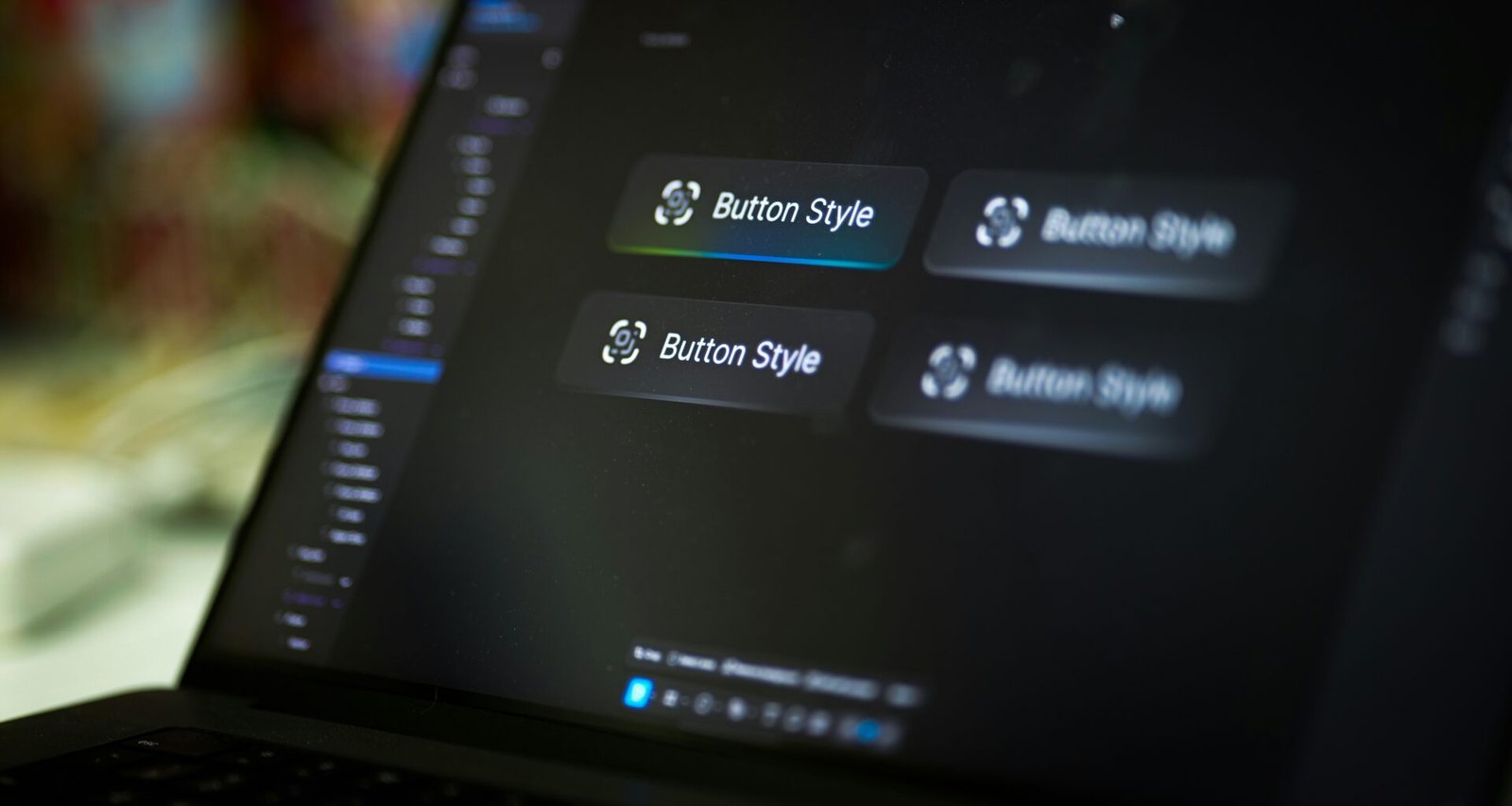 Laptop-Display mit vier unterschiedlichen Button-Designs als UI-Optionen für digitale Anwendungen dargestellt