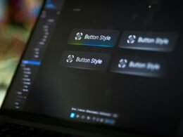 Laptop-Display mit vier unterschiedlichen Button-Designs als UI-Optionen für digitale Anwendungen dargestellt