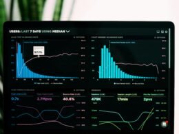 Laptop mit geöffnetem Bildschirm und mehreren Diagrammen zu Performance-Analysen und Online-Datenübersicht, fotografiert in Nahaufnahme