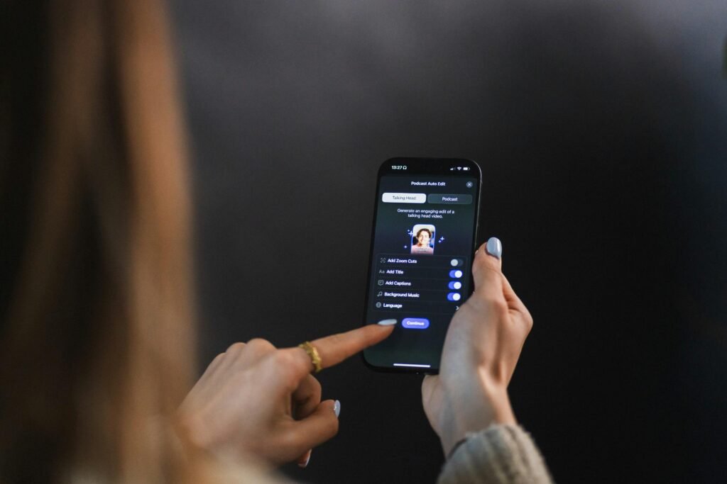 Nahaufnahme einer weiblichen Hand, die das Display eines modernen Smartphones berührt und bedient.