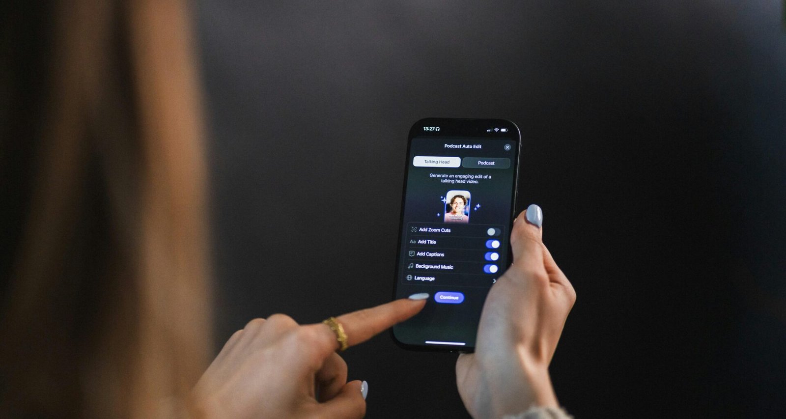 Nahaufnahme einer weiblichen Hand, die das Display eines modernen Smartphones berührt und bedient.