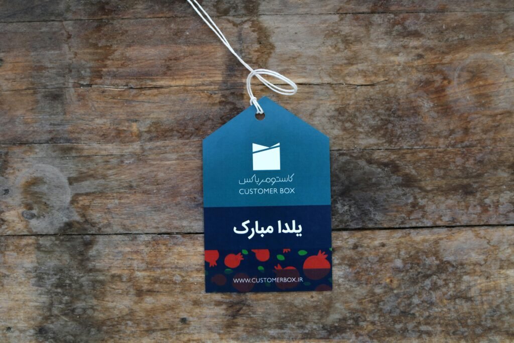 Magic the Gathering Karte, auf einem Tisch ausgebreitet, Fokus auf Details und Farben der Spielkarte