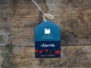 Magic the Gathering Karte, auf einem Tisch ausgebreitet, Fokus auf Details und Farben der Spielkarte