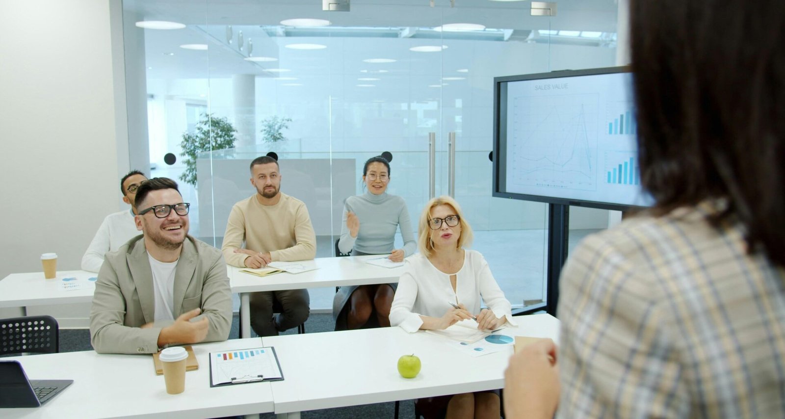 Menschen sitzen in einem Konferenzraum und hören aufmerksam einer Business-Präsentation zu, Fokus auf Zusammenarbeit.