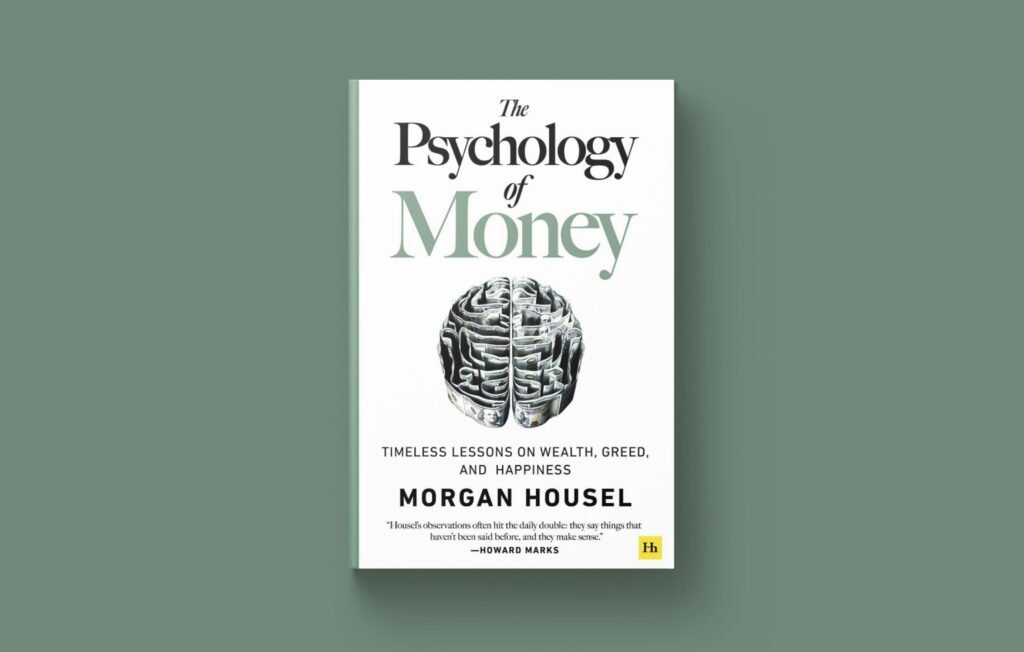 Buchcover von 'Die Psychologie des Geldes' von Morgan Housel, abgebildet auf einer hellen Oberfläche