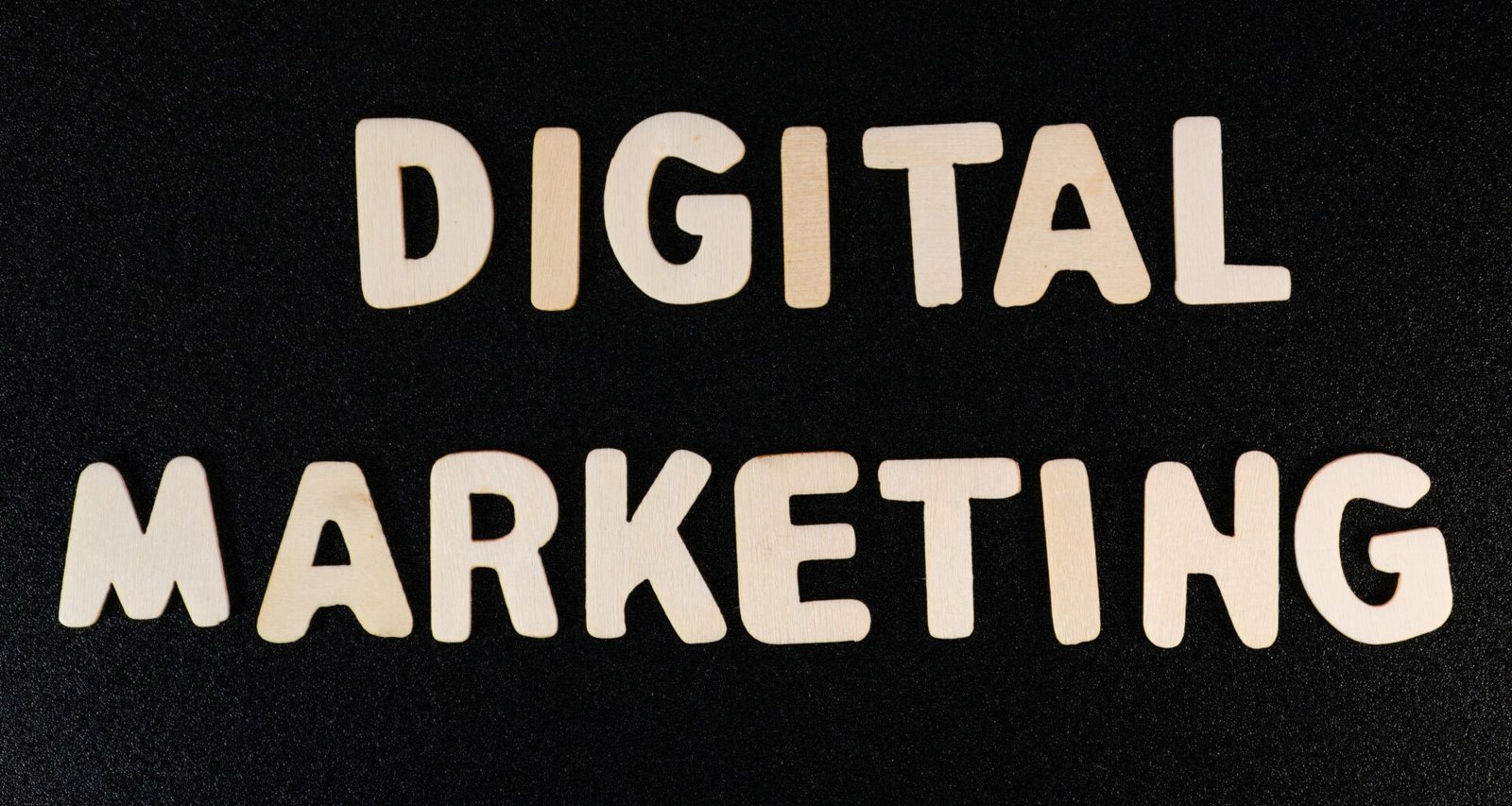 Weiße Schrift „digital marketing“ auf schwarzem Hintergrund, geeignet als Symbolbild für Artikel über digitales Marketing.