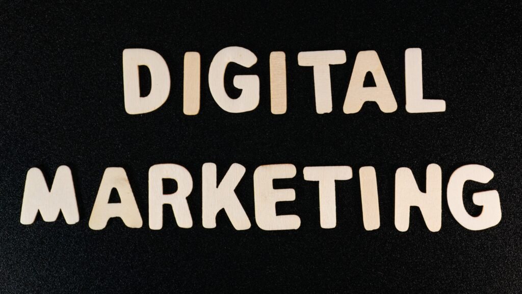 Weiße Schrift mit den Worten 'digital marketing' auf schwarzem Hintergrund als Symbol für Online-Marketing
