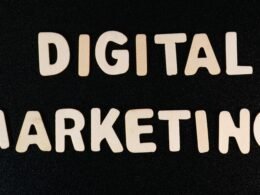 Weiße Schrift mit den Worten 'digital marketing' auf schwarzem Hintergrund als Symbol für Online-Marketing