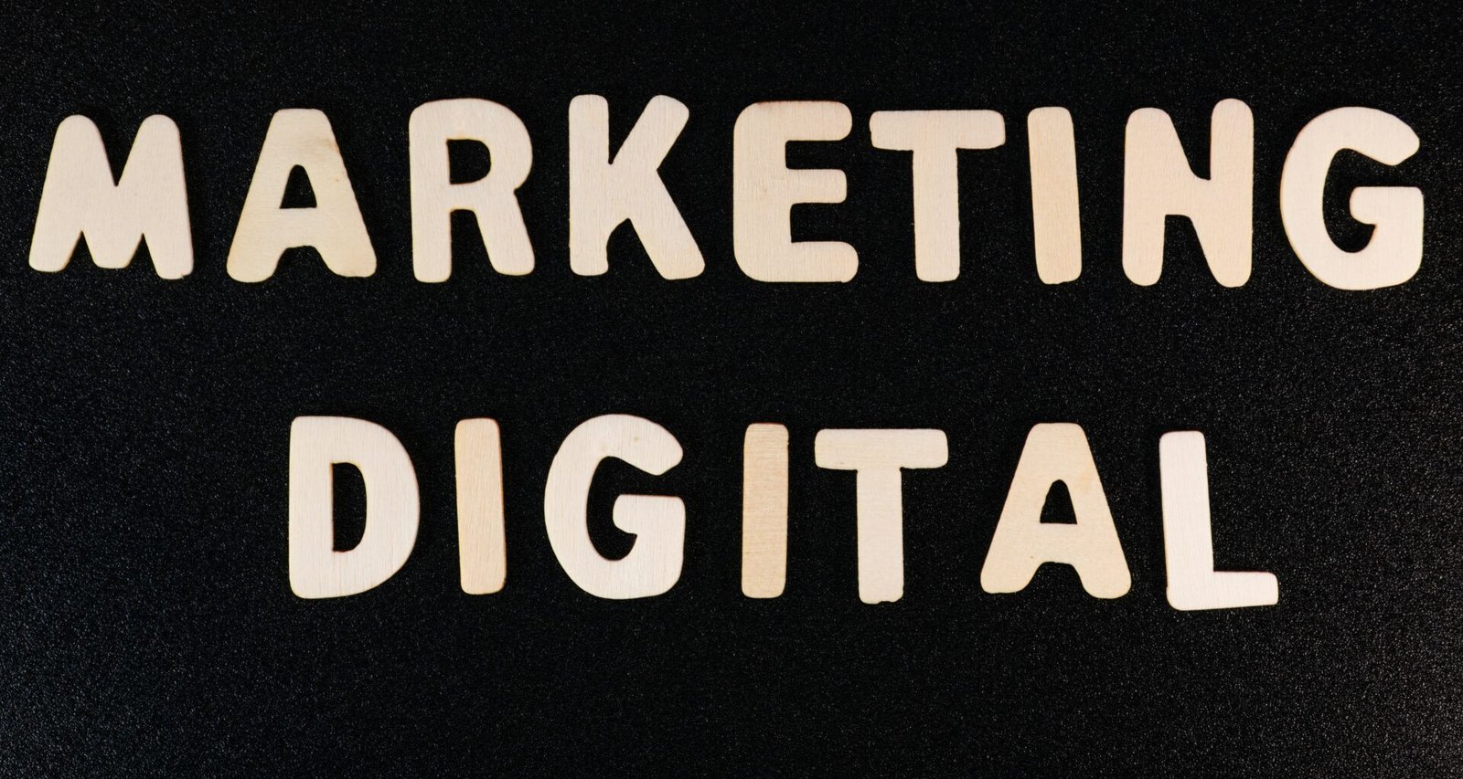Die Wörter marketing und digital als weiße Schrift auf einer schwarzen Oberfläche, modernes Gestaltungselement für Online-Marketing