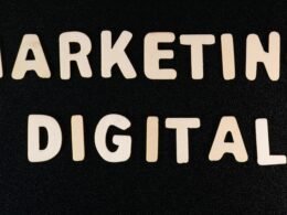 Die Wörter marketing und digital als weiße Schrift auf einer schwarzen Oberfläche, modernes Gestaltungselement für Online-Marketing