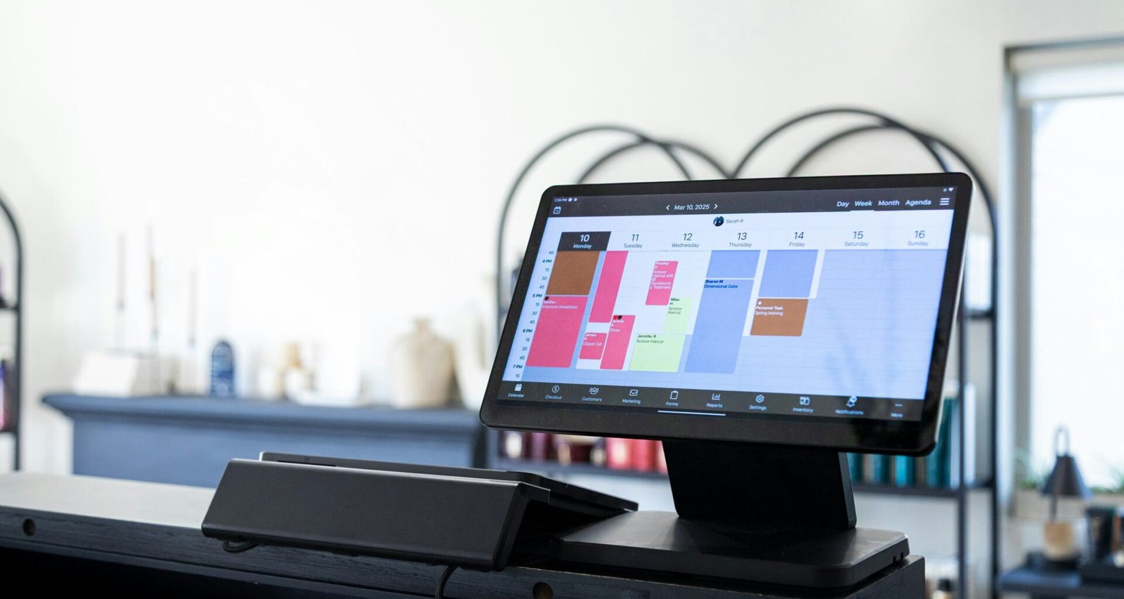 Digitales Display mit gut sichtbarem Terminplan und Zeitübersicht für eine strukturierte Organisation