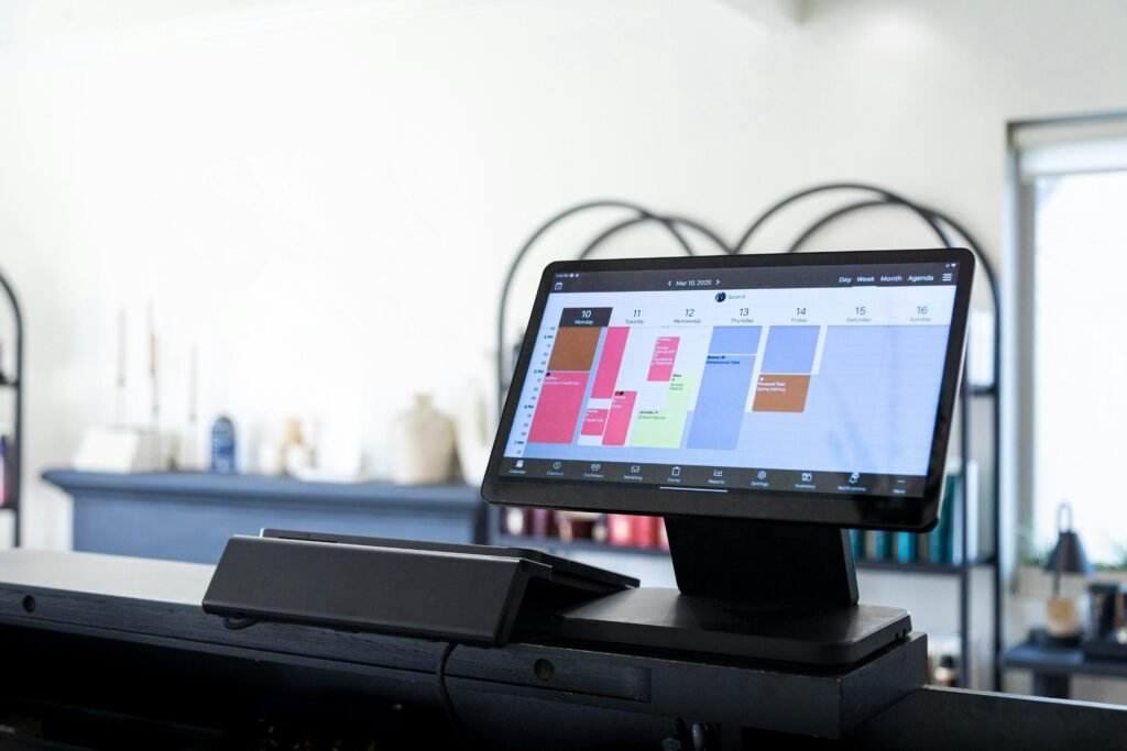 Digitalanzeige mit gezeigten Terminen und Zeitplan für effizientes digitales Terminmanagement in Unternehmen.