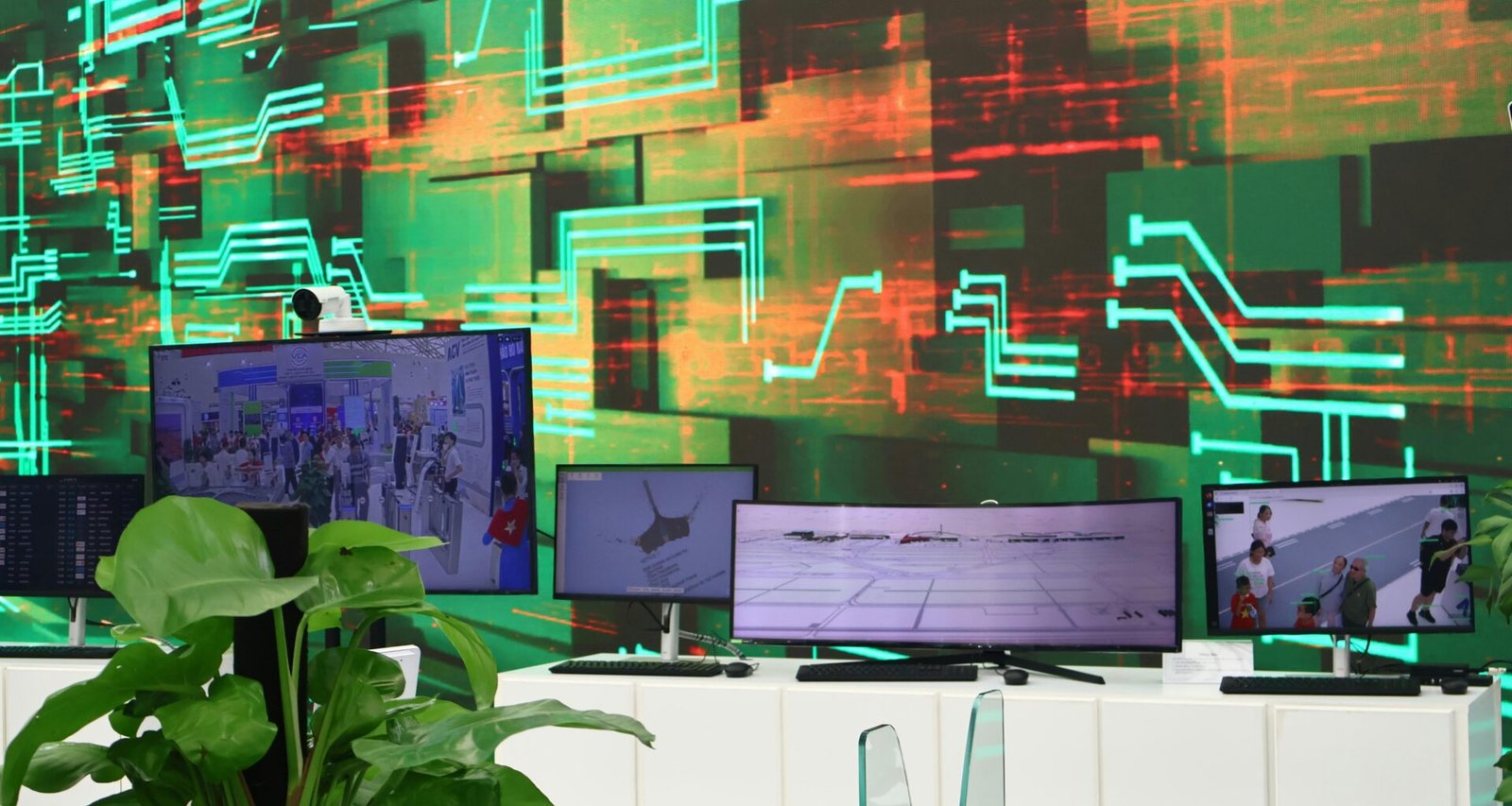 Digitale Bildschirme mit Datenvisualisierung auf einem Hintergrund aus Leiterbahnen und elektronischen Komponenten.