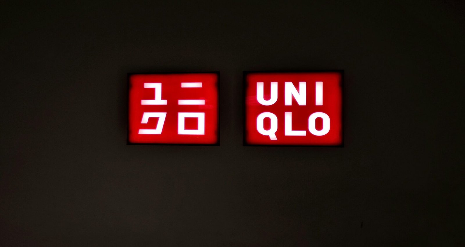 Digitale Uhr mit klar lesbarer Anzeige auf 8:00 Uhr, modernes Design, als Symbol für Zeitmanagement im Alltag