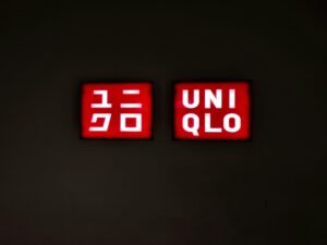 Digitale Uhr mit klar lesbarer Anzeige auf 8:00 Uhr, modernes Design, als Symbol für Zeitmanagement im Alltag