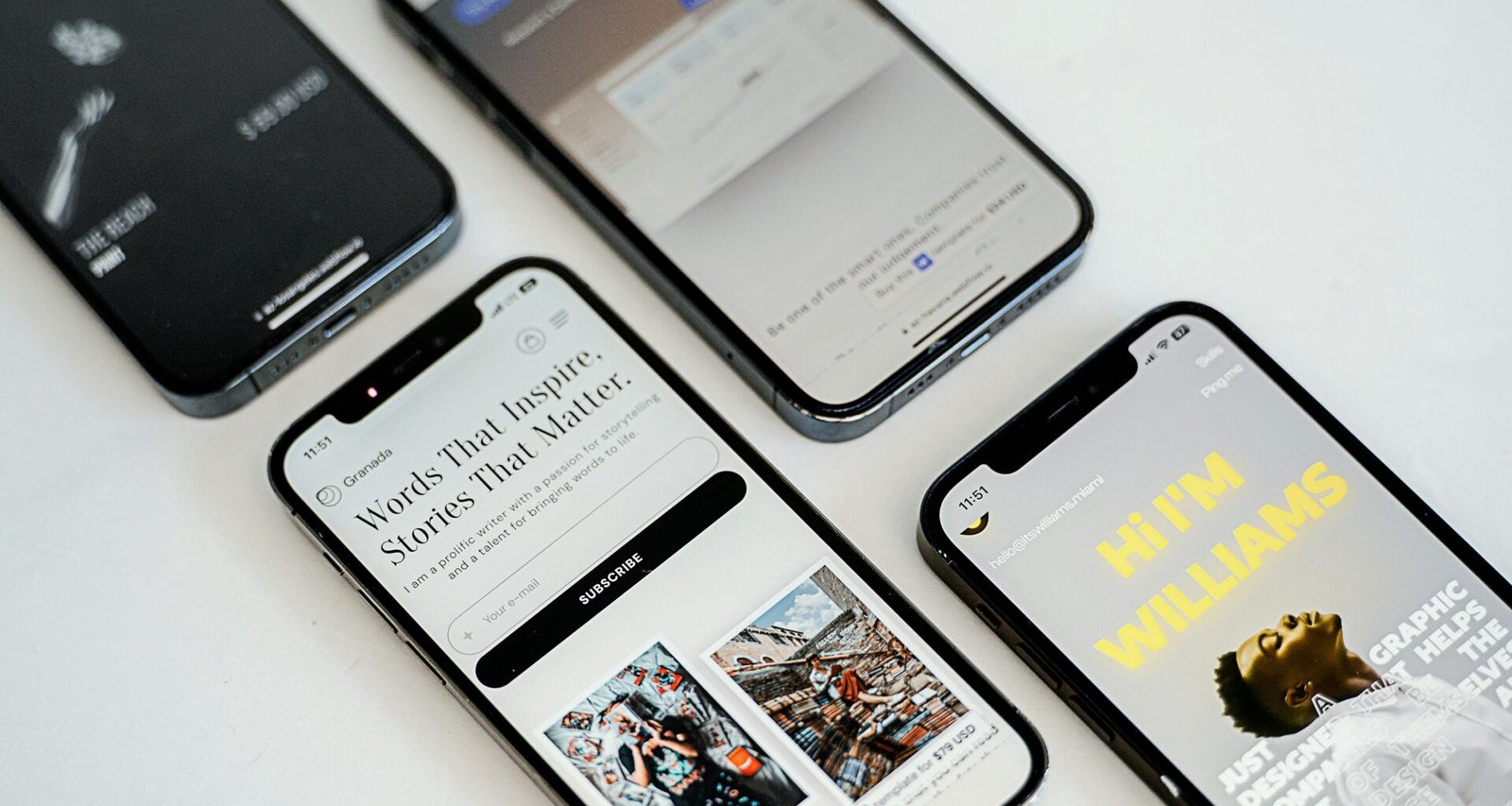 Drei verschiedene Smartphones nebeneinander, ideal zum Vergleich aktueller Handy-Designs und Funktionen.