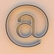 Ein großes @-Symbol in 3D-Optik steht auf einem beige-farbigen Hintergrund, neutral beleuchtet und zentriert dargestellt.
