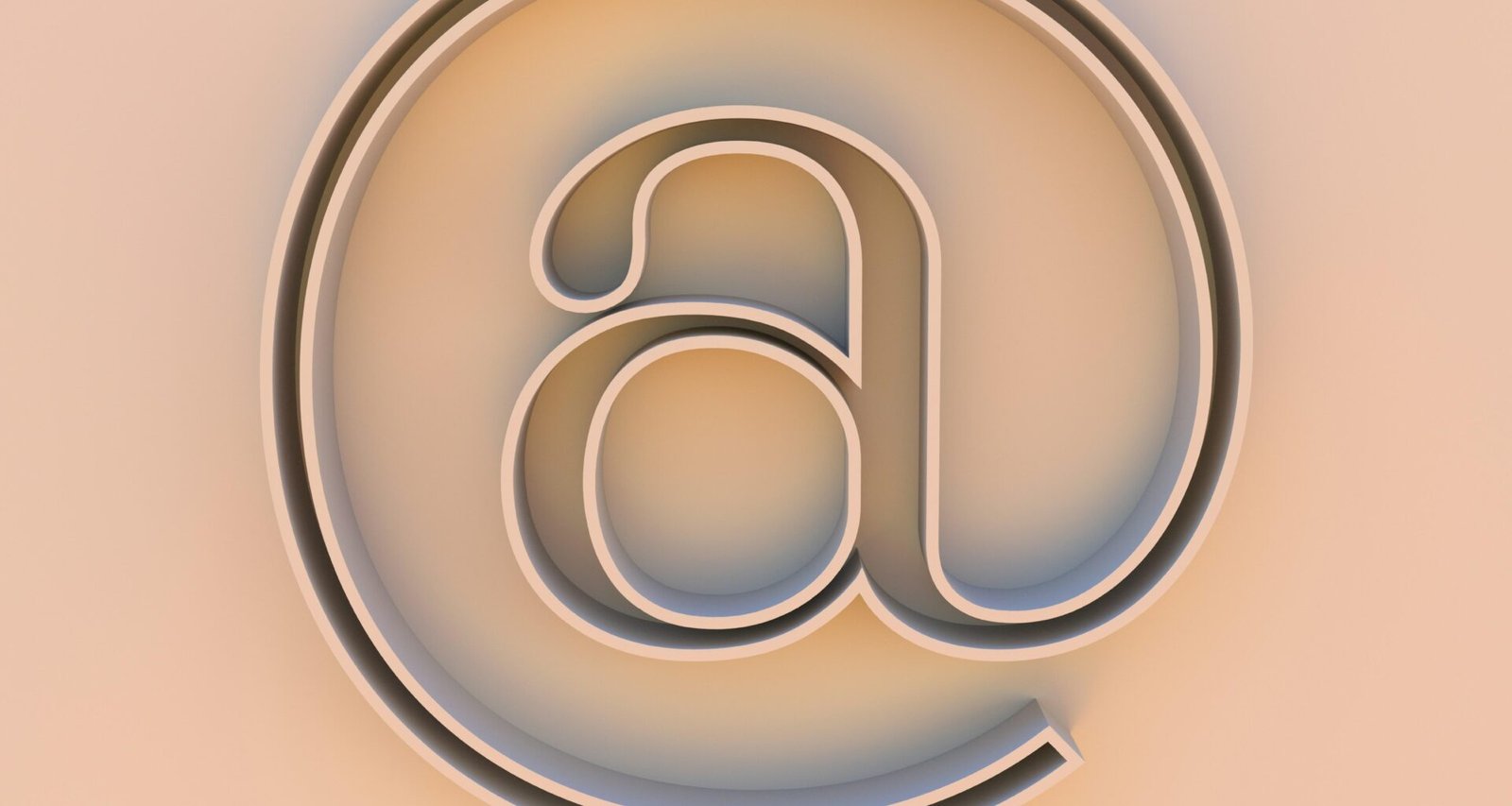 Ein großes @-Symbol in 3D-Optik steht auf einem beige-farbigen Hintergrund, neutral beleuchtet und zentriert dargestellt.