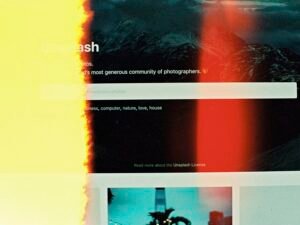 Eine Person hält ein Smartphone in der Hand und nutzt das Mobiltelefon zur digitalen Kommunikation.