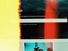 Eine Person hält ein Smartphone in der Hand und nutzt das Mobiltelefon für Kommunikation oder Informationssuche.