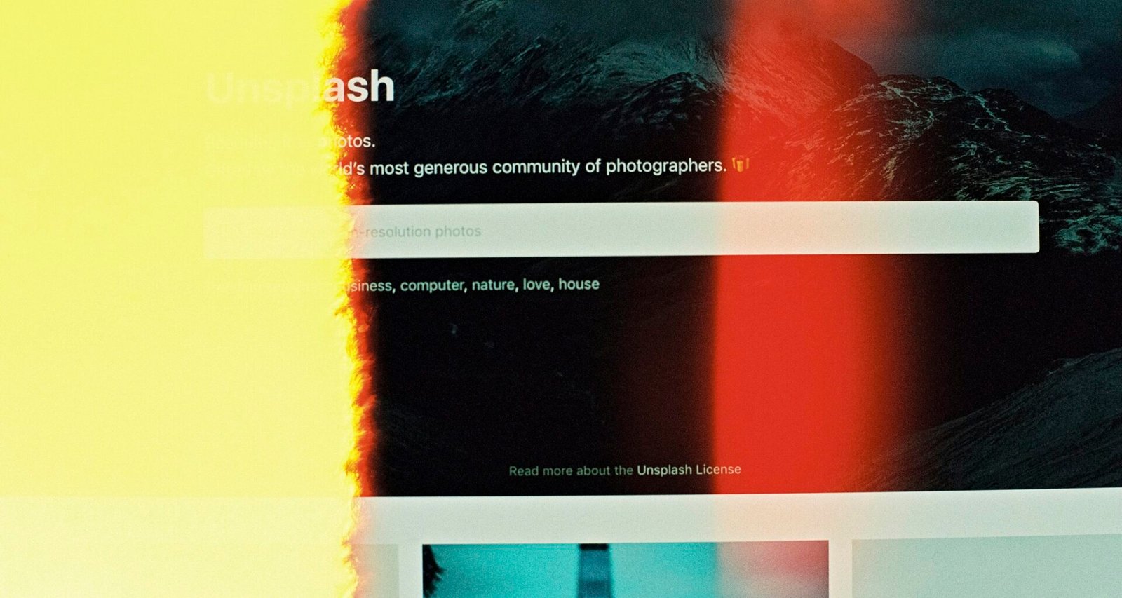 Person hält ein Smartphone in der Hand und blickt auf das Display, Symbolbild für mobile Kommunikation und digitale Vernetzung