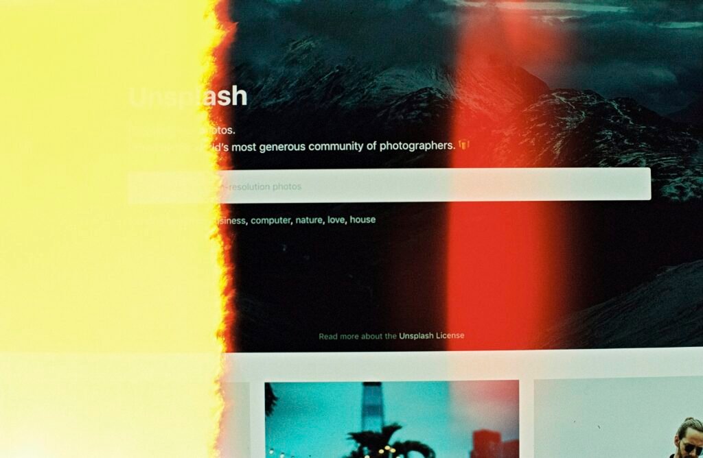 Person nutzt ein Smartphone, beispielhaft für die digitale Kommunikation im täglichen Leben