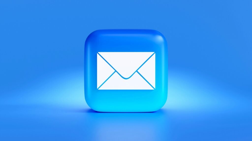 Blauer Button mit weißem Umschlagsymbol, geeignet als E-Mail-Icon für digitale Plattformen oder Webseiten