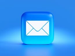 Blauer Button mit weißem Umschlag als klassisches Symbol für E-Mail und digitale Nachrichten auf neutralem Hintergrund
