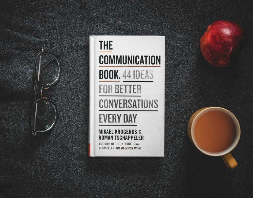 Ein Buch auf einem Tisch neben einer Kaffeetasse – ideale Arbeitsatmosphäre für Online-Marketing oder Technologieartikel.