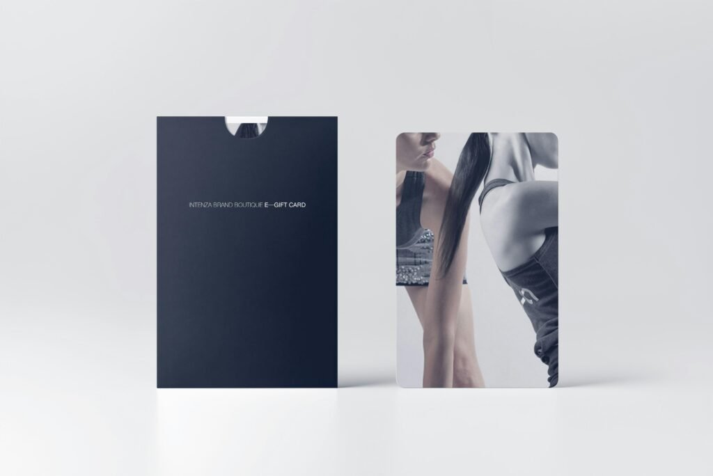 Aufgeschlagenes Buch mit einer Fotografie von Frauenbeinen auf einer Seite, geeignet für visuelle Inhalte in Artikeln