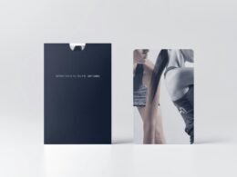 Aufgeschlagenes Buch mit einer Fotografie von Frauenbeinen auf einer Seite, geeignet für visuelle Inhalte in Artikeln