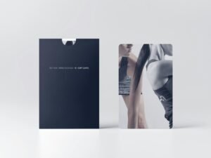 Aufgeschlagenes Buch mit einer Fotografie von Frauenbeinen auf einer Seite, geeignet für visuelle Inhalte in Artikeln