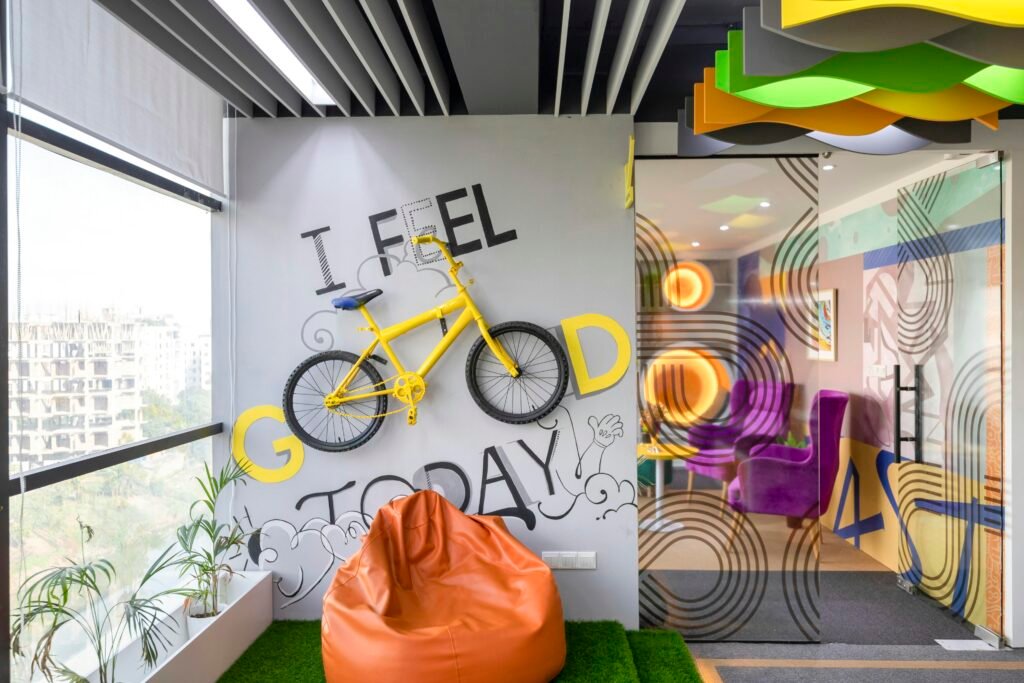 Offenes, modern eingerichtetes Büro mit einem an der Wand montierten Fahrrad und Arbeitsplätzen im Vordergrund