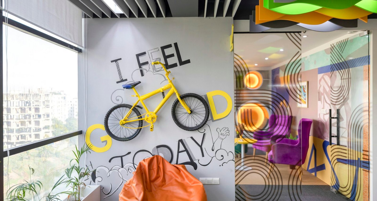 Offenes, modern eingerichtetes Büro mit einem an der Wand montierten Fahrrad und Arbeitsplätzen im Vordergrund