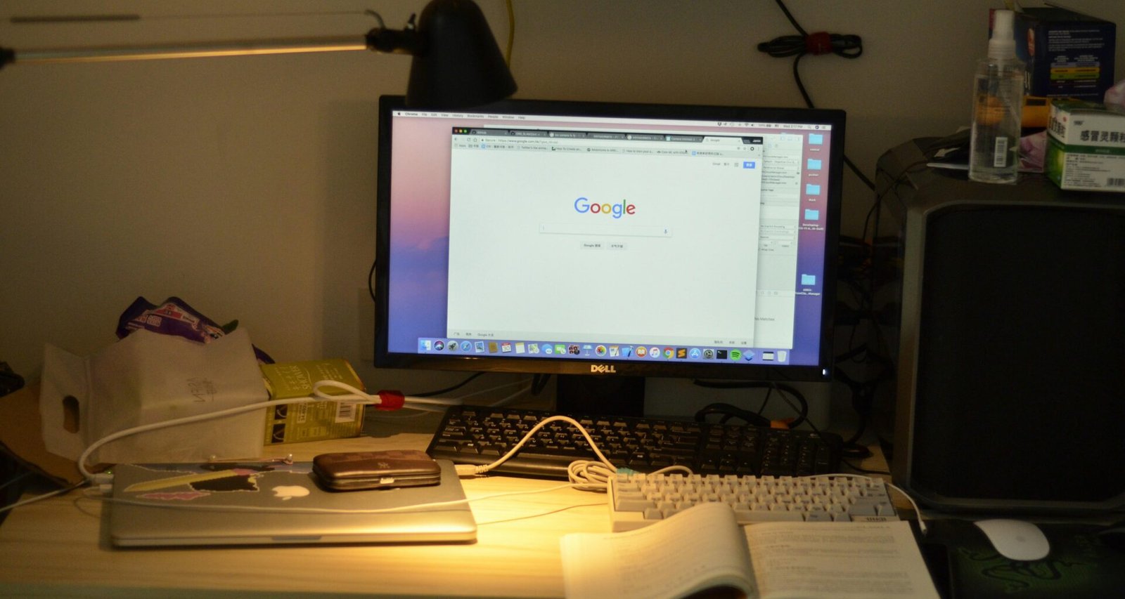 Ein moderner Computer steht auf einem aufgeräumten Schreibtisch mit Zubehör, ideal als Arbeitsumgebung im Büro oder Homeoffice.