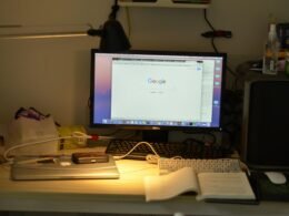 Ein moderner Computer steht auf einem aufgeräumten Schreibtisch mit Zubehör, ideal als Arbeitsumgebung im Büro oder Homeoffice.