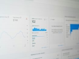 Ein Computermonitor mit zahlreichen Datendiagrammen und Analysen auf dem Bildschirm, Fokus auf digitale Auswertung.