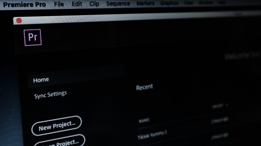 Ein Computerbildschirm mit einem großen roten Button in der Mitte, modernes Interface-Design, aufgenommen von Rahadiansyah