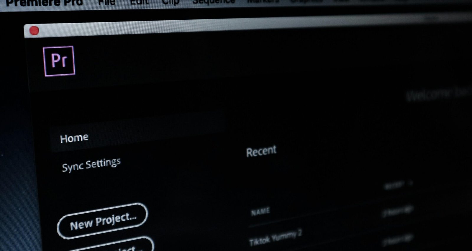 Ein Computerbildschirm mit einem großen roten Button in der Mitte, modernes Interface-Design, aufgenommen von Rahadiansyah